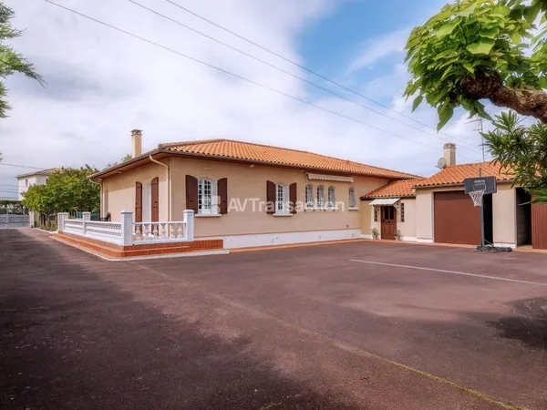Maison plain pied avec piscine et double garage