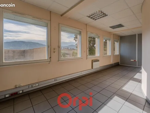 Bureau 186 m²