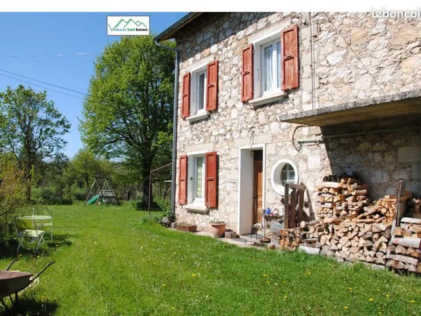 Grande maison en pierre avec belle grange