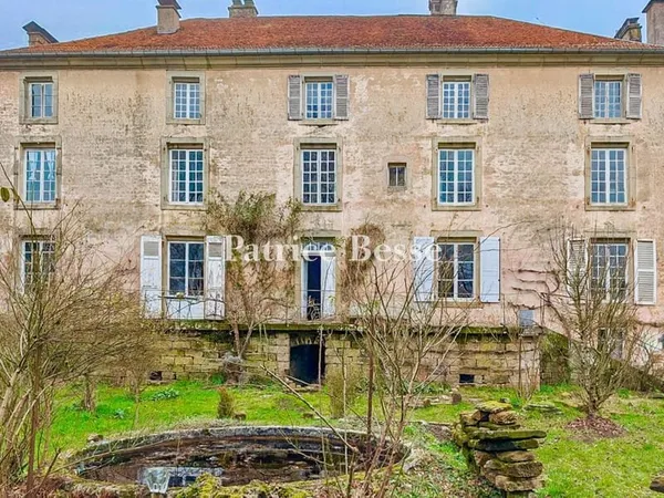 Dans les Vosges, au sud de Vittel, une demeure de négociant en vin du 19e s. Et son jardin en bordur