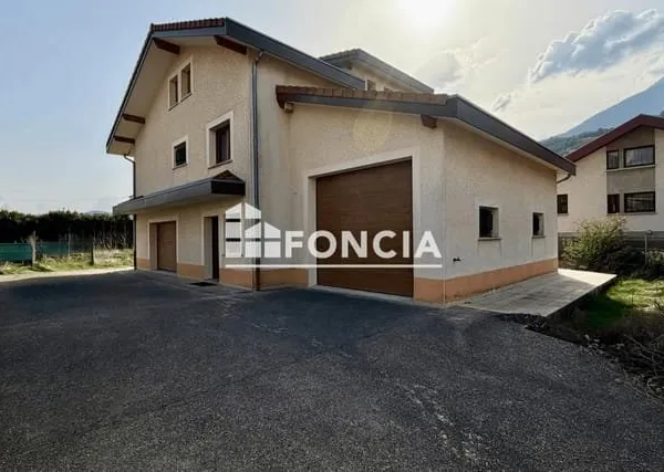 MAISON FAMILIALE 269 m² - ASCENSEUR - TERRAIN 1013 m² - GARAGE PL - SASSENAGE