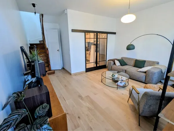 Vends maison rénovée avec jardin arboré et dépendances