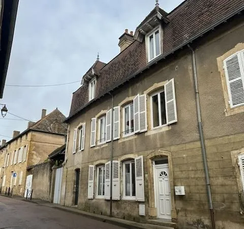 Maison de ville rénovée. 200 m2 habitable.