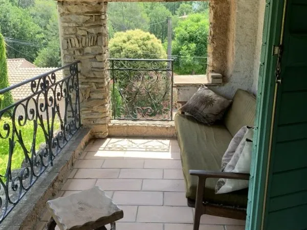 Lorgues, maison en pierre avec 3 chambres avec une terrasse
