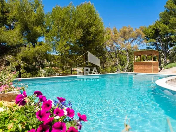 Maison Plan De Cuques 317 m², Prestations haut de gamme , piscine, grand terrain,