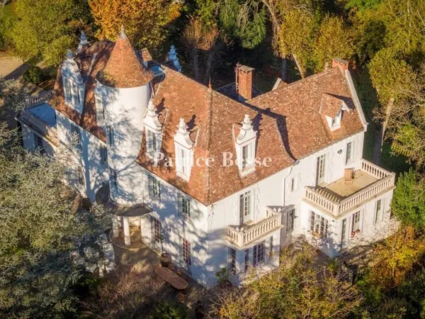 En région Occitanie, dans le département du Lot, à proximité de Cahors, un château urbain de 1930, s