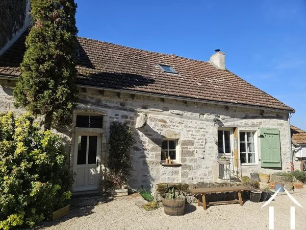 Maison charmante avec une grange et des jardins