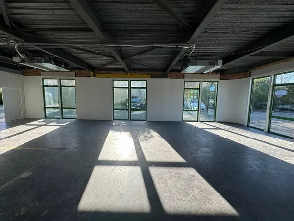 Bureau et espace de travail Location Fondettes  80m² 1510€