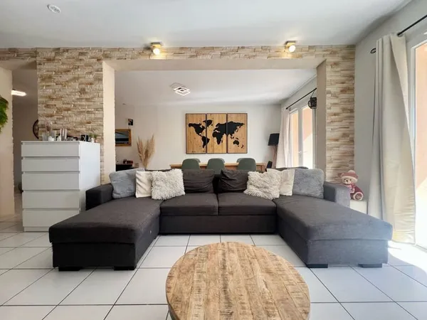 13124 PEYPIN - Maison mitoyenne avec garage et jardinet