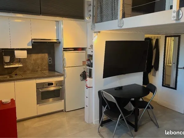 Studio refait à neuf à 30 mètres de la plage des Lecques