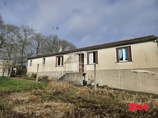 Maison à réhabiliter sur un TERRAIN CONSTRUCTIBLE de 2 000 m² sur le commune de LECOUSSE