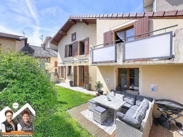 Maison de village au calme, plein centre bourg, avec jardin et dépendances.
