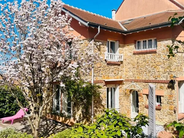 Maison de charme à proximité du Lycée International