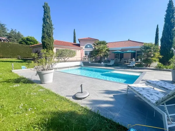 CELLIEU MAGNIFIQUE VILLA DE PLAIN PIED DE 180m2 SUR 2130m2 D