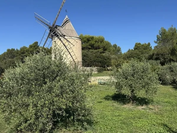 Vue panoramique sur le moulin - Maison de plain-pied au calme à Joucas