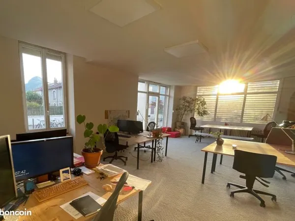 Recherche UNE personne dans intégrer un bureau partagé