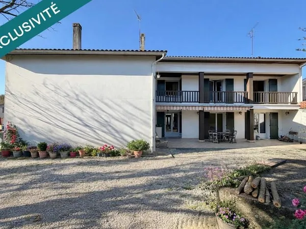 Maison Traditionnelle avec Cour intérieure et dépendance