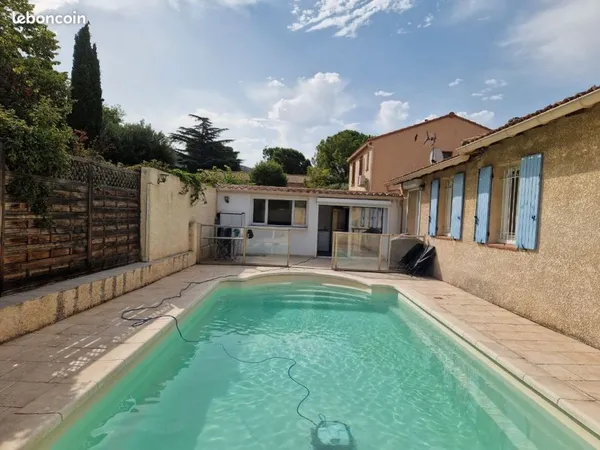Loue grande chambre meublée SDB privative chez l'habitant dans maison avec piscine à Vitrolles 26.5 