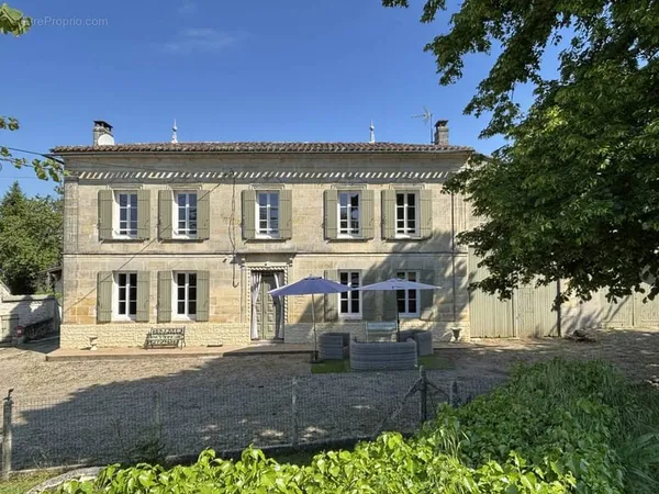 Maison de charme en pierre style Girondine, à 40 mn de Bordeaux-idéale vie de famille et profession 