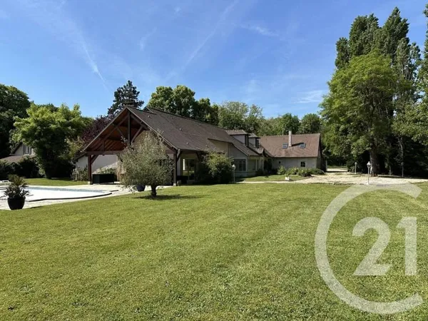 Maison 11 pièces 366 m²