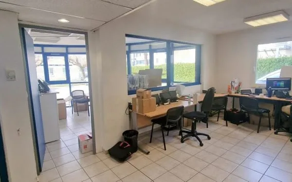 Bureaux dans une zone commerciale n°1