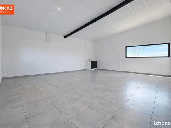 Local 100 m² SAINT PIERRE