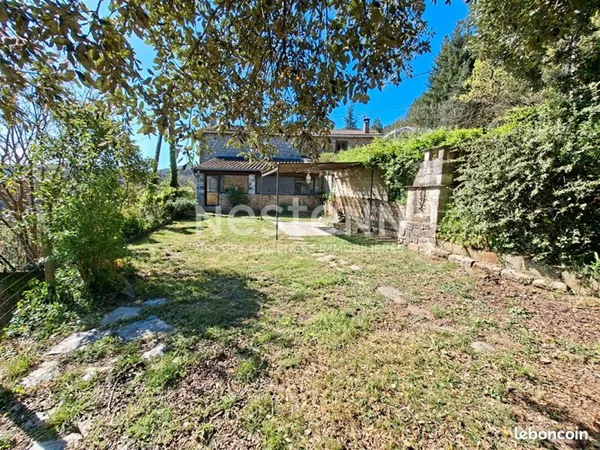 Studio 4 pièces 104 m²