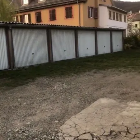 10 garages + Immeuble comprenant 2 appartements, comble aménageable