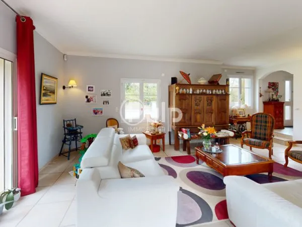 Villa avec grand terrain paysagé