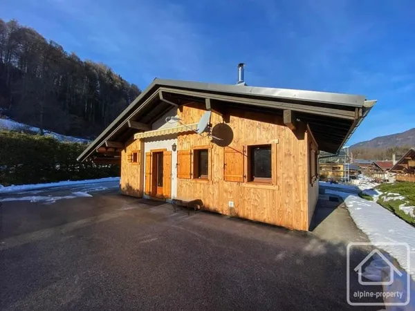 Charmant chalet indépendant de 2 chambres, situé dans le hameau traditionnel de L'Ételley, sur un te