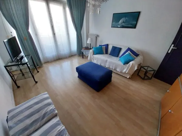 APPARTEMENT MENTON CENTRE - Lumineux deux pièces traversant avec deux balcons et cave