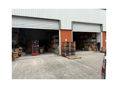 A LOUER, LAMENTIN, depot 170m2 avec hauteur