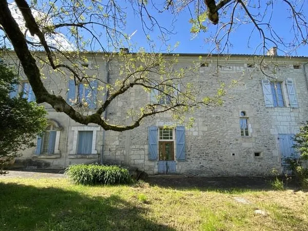 Manoir historique dans un cadre paisible à la campagne - entre Angoulême et Brantôme