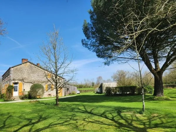 Maison ancienne en pierres avec logement indépendant et dépendances