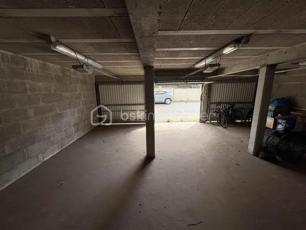 À VENDRE - 2 GARAGES 18 m² - PORTES MOTORISÉES - RDC RÉSIDENCE