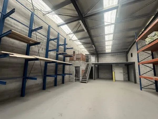 Local commercial 6 pièces 788 m²