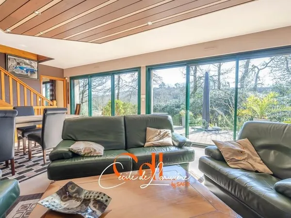 Belle maison d'architecte dans un cadre boisé à Landivisiau
