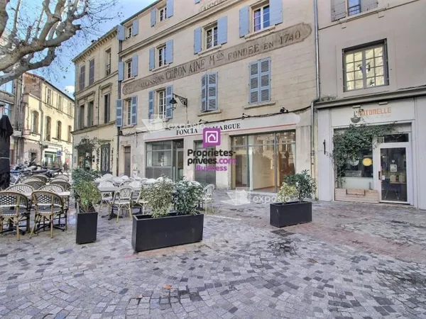 ARLES - A LOUER LOCAL COMMERCIAL 196 m² - 2 350 Euros