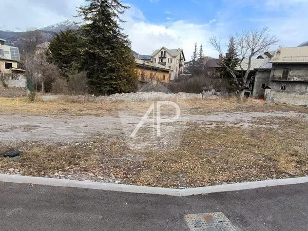 Joli terrain plat à vendre dans petit lotissement