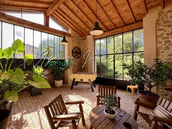 VALFLEURY, AUTHENTIQUE MAISON DE FAMILLE, CHARME ET CONTEMPORAIN, UNE RÉALISATION DÉCORATEUR.