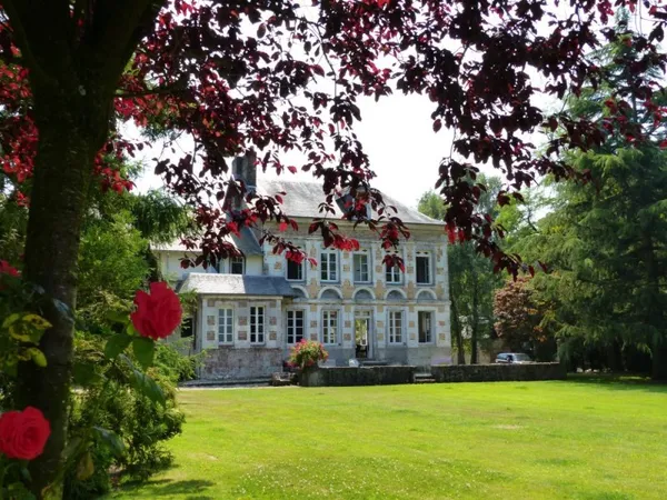 EXCEPTIONNEL ET RARE MANOIR NORMAND DANS SON PARC DE 6 HECTARES