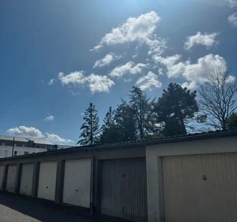 Garage fermé sécurisé près de la ligne 1 du tram A louer