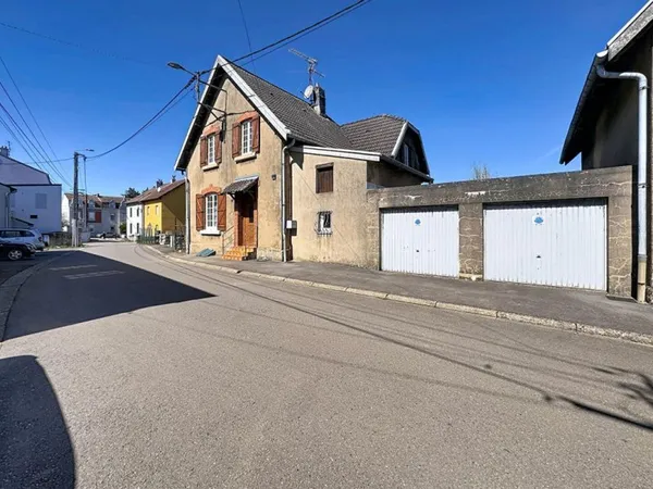 Maison familiale avec fort potentiel - 3 chambres - Jardin clos - Double garage