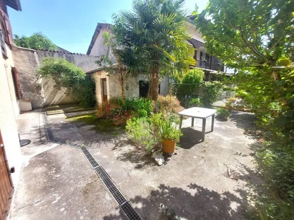 FAIRE OFFRE Maison de village 147m2 avec jardin et dépendances.