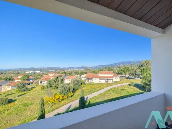 Appartement T3 meublé avec vue dégagée, piscine et fort pot