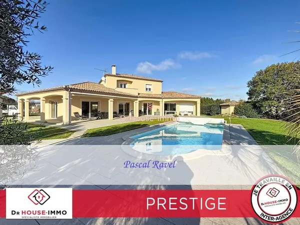 Charme et Elégance: Spacieuse Villa d'architecte de 10 pièces avec Piscine au coeur du verger de la 