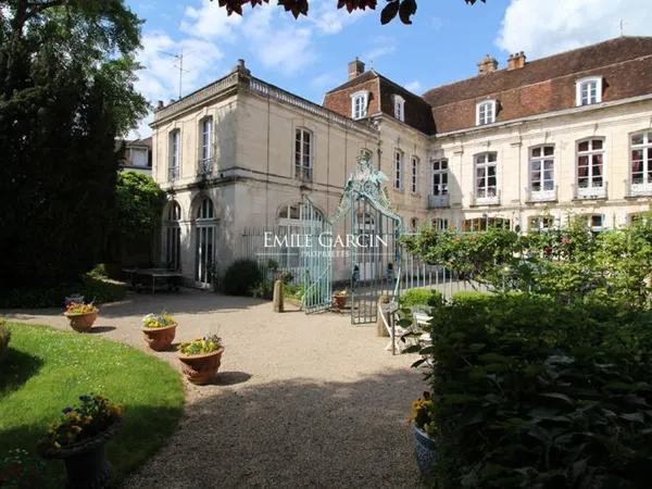 A vendre - Auxerre - Hôtel particulier classé Monument Historique 1200m2 parc et piscine-
