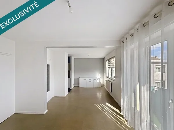Appartement à DEUX MINUTES À PIED DE LA GARE avec balcon, cave et GARAGE.