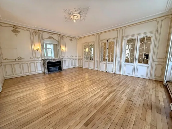 APPARTEMENT XIXe de 163 M² avec PARKINGS et CAVES