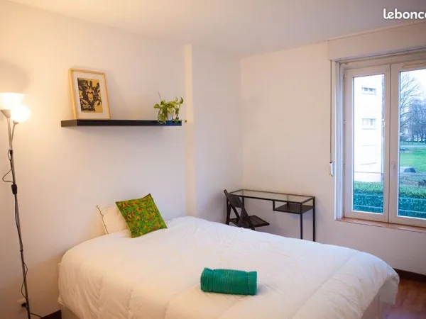 Chambre en COLOC de FEMMES av TERRASSE proche transport gd appartement